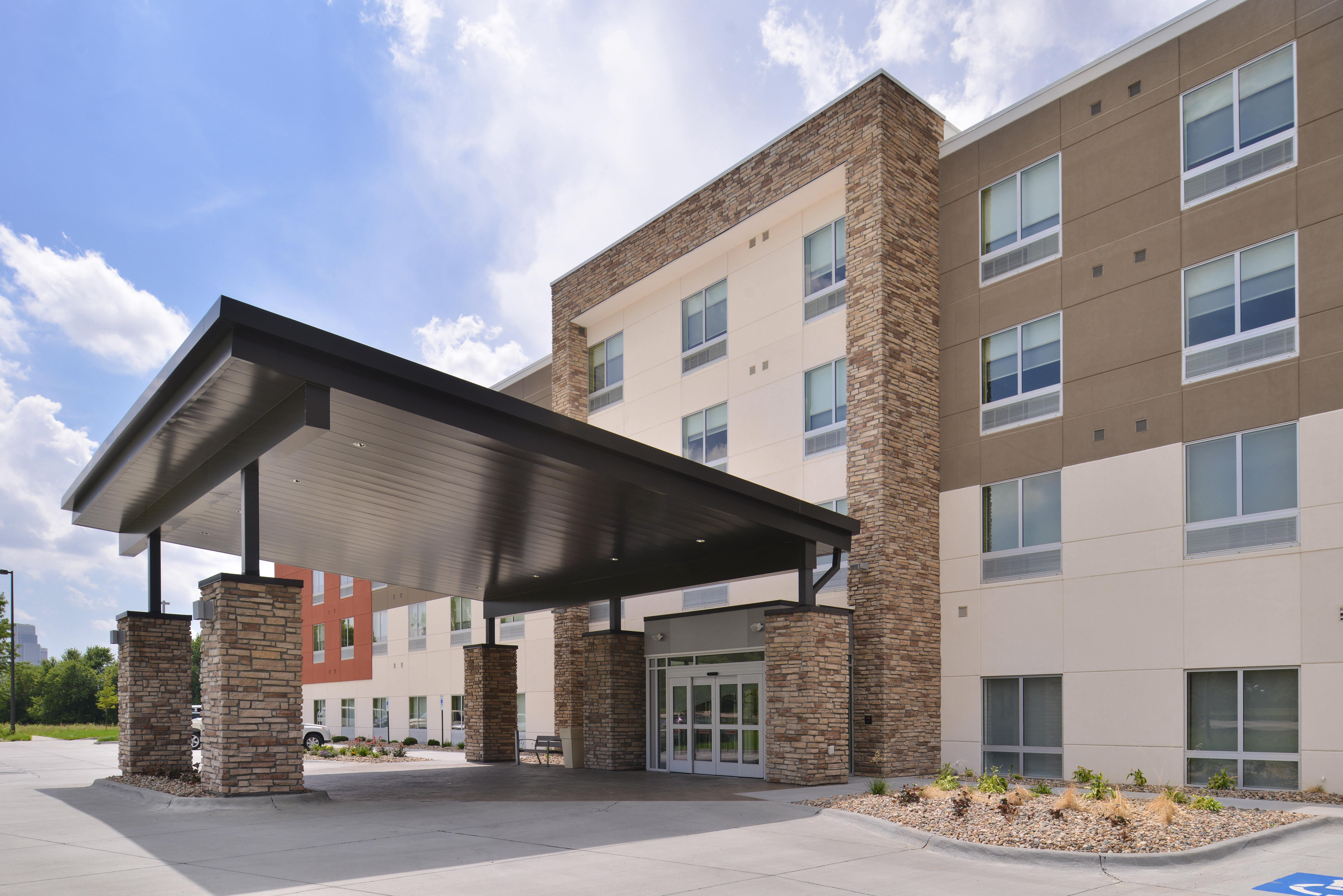 Holiday Inn Express & Suites Omaha Airport By Ihg Carter Lake Εξωτερικό φωτογραφία